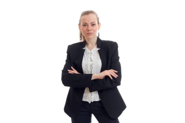 siyah elbiseli güzel genç kız katlanmış elleri ve doğrudan seyir ile standları