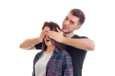 sevimli genç adam arkadan geldi kız gülümsüyor ve gözleri elleri kapatır