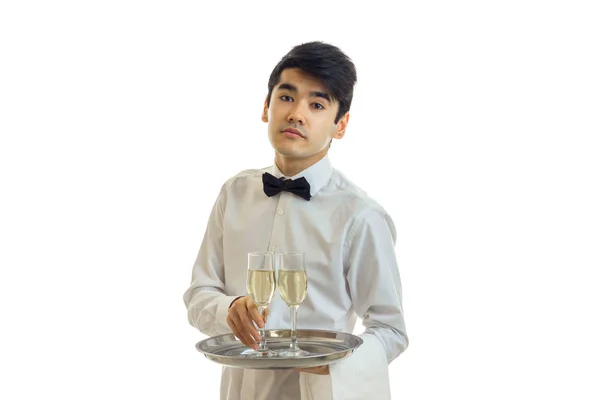 Piękne zmęczony młody kelner taca przed nim z lampką szampana — Zdjęcie stockowe