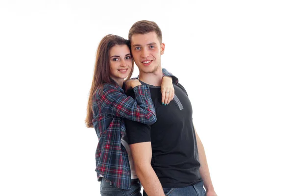 Charmiga par står nära stirrade och leende och kramar tjejen killen — Stockfoto