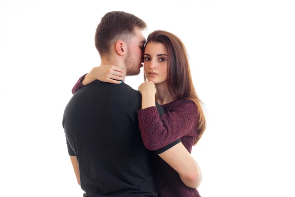 Menina atraente olha em linha reta e abraça um cara jovem na camisa preta — Fotografia de Stock