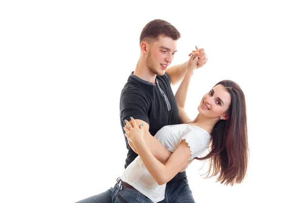 Attraktiv ung kille tips en vacker flicka med långt hår i dansen — Stockfoto