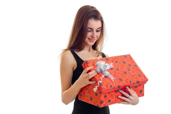 Atractiva joven sosteniendo una gran caja de regalo roja de cerca — Foto de Stock