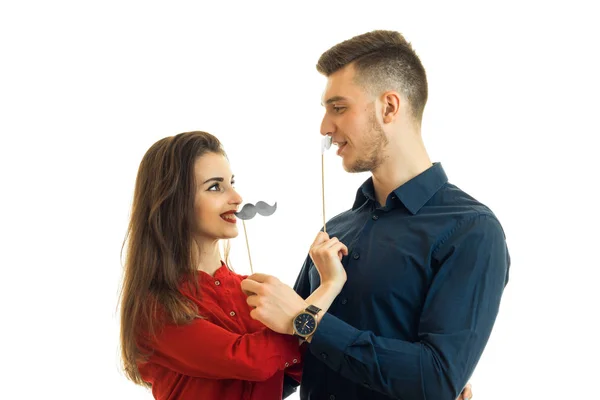 Um jovem casal atraente olhar uns para os outros e segurar perto de pessoas papel de transferência — Fotografia de Stock