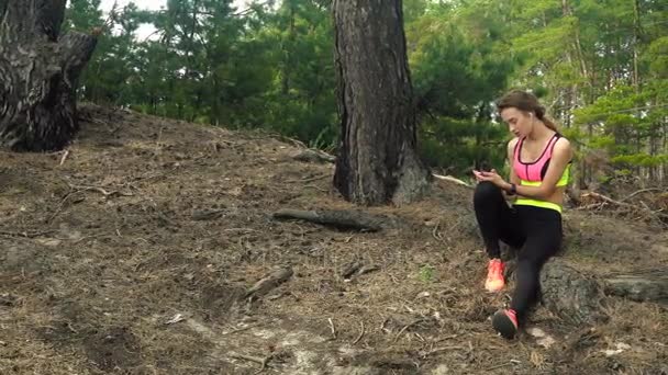 Güzel spor kız ormanda — Stok video