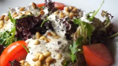 taze lezzetli salata domates ve fındık ile