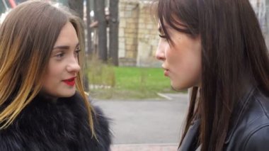 iki güzel kız parkta konuşuyor