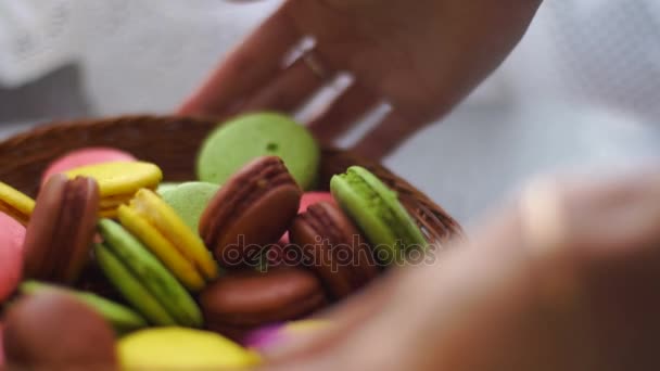 Девушка ставит на стол тарелку с печеньем из макарон — стоковое видео