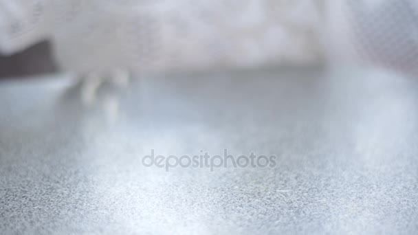 Fille met un panier avec des biscuits macarons colorés sur la table — Video