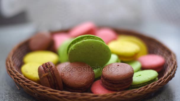 Hasır sepet içinde macaroons — Stok video