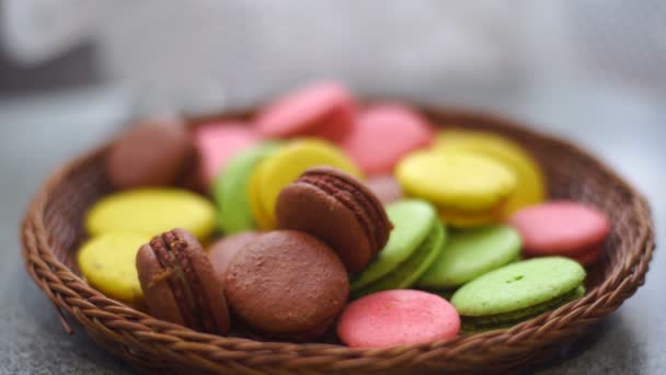 Menina puxa macaroons biscoitos das cestas trançadas — Vídeo de Stock