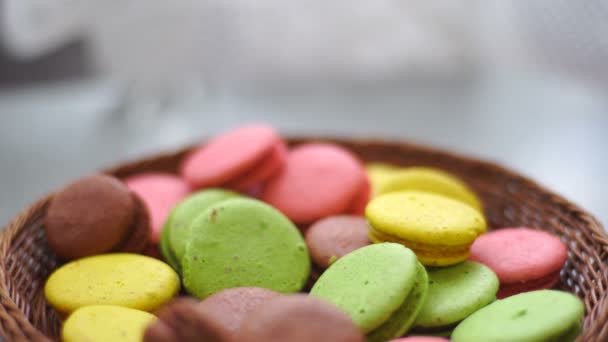 Fille met un macarons jaunes dans un bol sur la table — Video