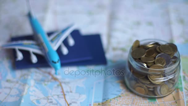 Příprava pro cestování. mapa, peníze, pasy a malá hračka letadlo — Stock video