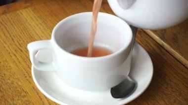 meyve çay bir fincan içine dökülür