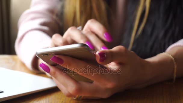 Ragazza con la manicure viola surf internet — Video Stock