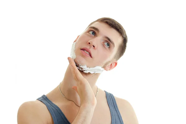 Retrato de un joven guapo que inclinó su cabeza y barba poniendo espuma —  Fotos de Stock