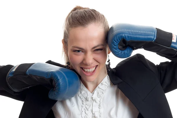 Retrato de jóvenes rubias sexuales con una hermosa sonrisa que se ve recta y mantiene las manos en guantes de boxeo cerca de la cara — Foto de Stock