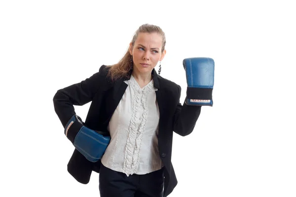 Encantadora joven con camisa y chaqueta mira hacia otro lado y llevaba guantes de boxeo en las manos — Foto de Stock