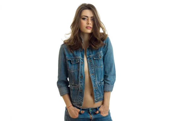 Jovem encantadora com belo cabelo posando para a câmera em uma jaqueta de jeans — Fotografia de Stock