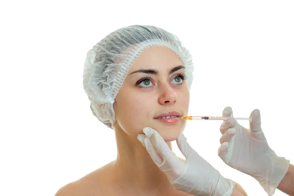 Retrato de una linda joven en CAP médica que el médico inserta una vacuna en el primer plano de la cara —  Fotos de Stock