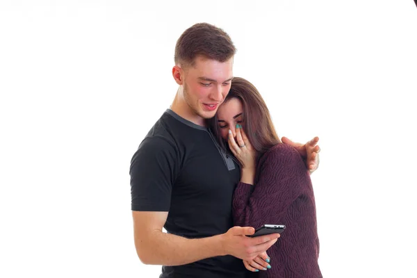 Guapo chico con su linda chica viendo y riendo teléfono — Foto de Stock