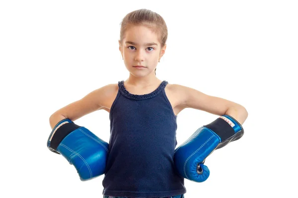 Стоящая девочка смотрит прямо в камеру и держит руки в боксёрских перчатках на каждом крупном плане — стоковое фото