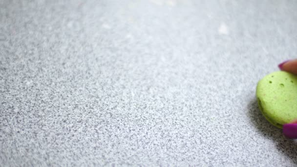 fille met vert cookies macaron 