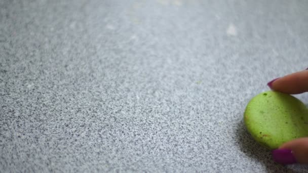fille met des biscuits verts macaron sur une table 