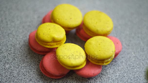 Chica pone galletas verdes en macarrones amarillos — Vídeos de Stock