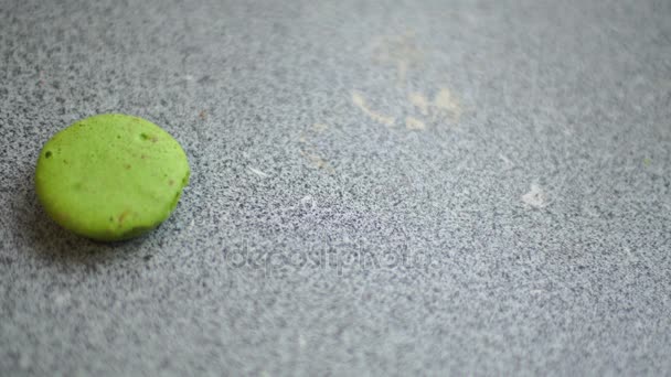 Galletas macarrones multicolores aparece en una mesa — Vídeos de Stock