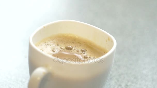 Капля молока в кофе — стоковое видео
