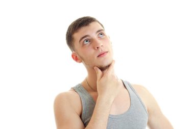 düşünceli yakışıklı adam başını kaldırdı ve çene yakın çekim yakınındaki elini tutar