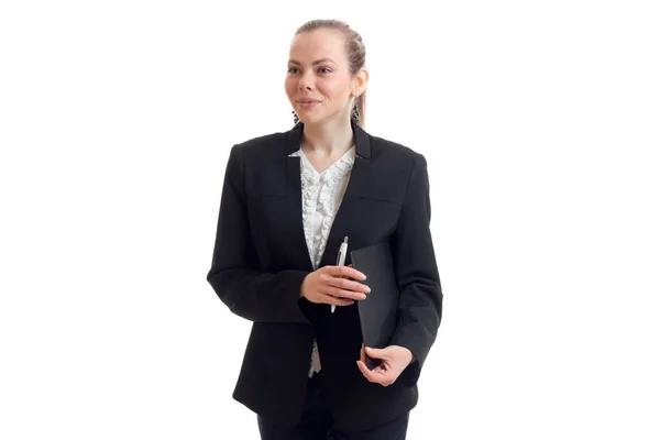 Sonriente joven mujer de negocios de pie en la chaqueta y sosteniendo una carpeta —  Fotos de Stock