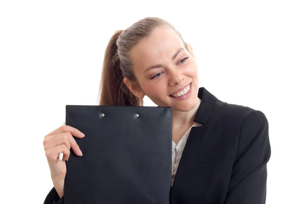 Portrét pozoruhodné mladé firmy blondýnky, kdo se směje a drží Tablet blízko closeup tvář — Stock fotografie