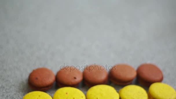 biscuits macarons colorés sur la table 
