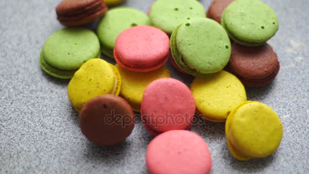 Chica se quita la mesa de galletas de macarrones — Vídeos de Stock