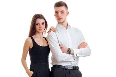 güzel sevgi dolu genç çift ayakta birbirine yakın ve beyaz bir arka plan üzerinde ileri izole bak