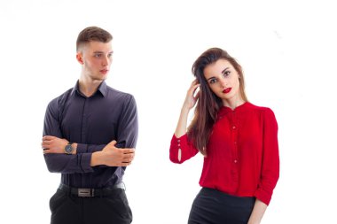 Kırmızı ruj ve kırmızı bluz ile güzel kız yakınındaki sıktı elleri değer çekici ciddi adam
