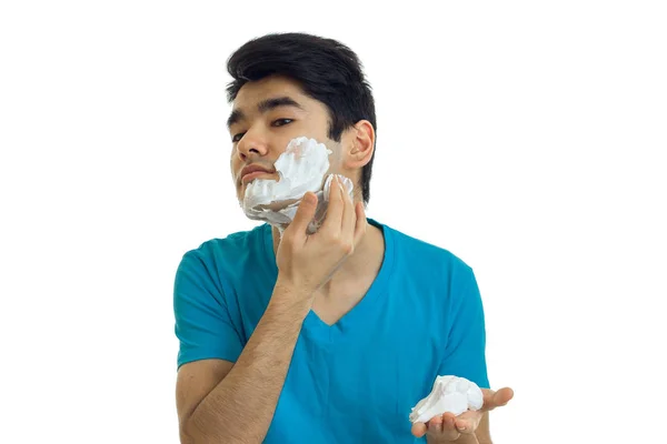 Красивый молодой парень заботится о пене для бритья и человек изолирован на белом фоне — стоковое фото