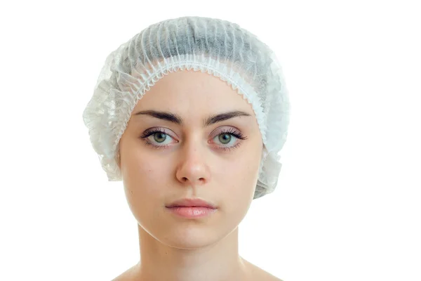 Potret seorang gadis muda tanpa kosmetik medis serius dan Cap rambut close-up — Stok Foto