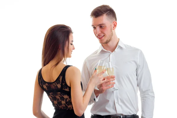 Романтическая красивая пара стоят напротив друг друга и несут бокалы шампанского крупным планом — стоковое фото