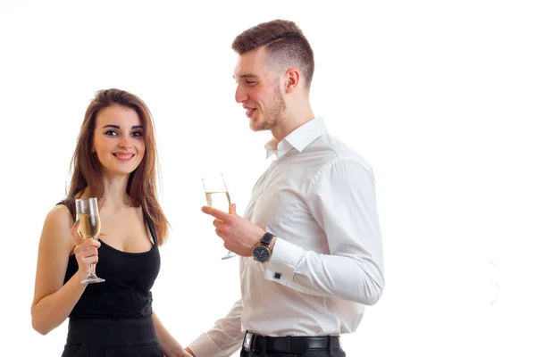 Une jeune fille joyeuse dans une robe avec le gars souriant dans une chemise et ils tiennent des verres à vin — Photo