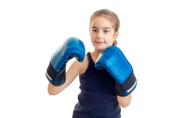 Increíble niña mantiene ante sí las manos en grandes guantes de boxeo para adultos de cerca — Foto de Stock