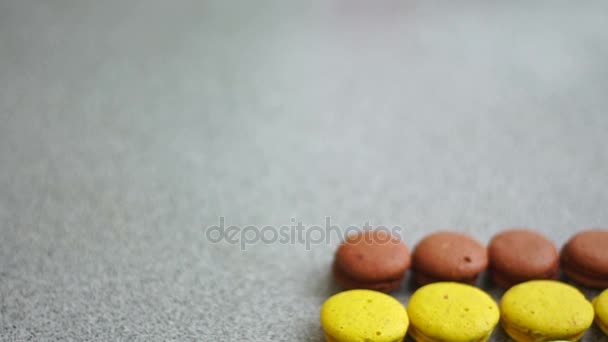 biscuits macarons colorés sur la table 