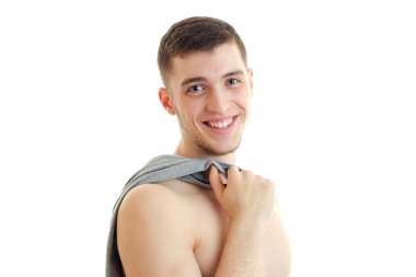 Kameraya bakar ve omuz tutar güzel gülümseyen genç adam portresi t-shirt yakın çekim