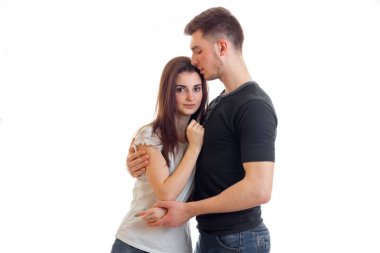 Genç çift sarılıyor.