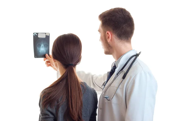 Ragazza con il medico guardando i raggi X — Foto Stock