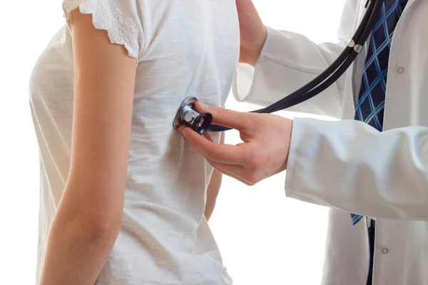 Guy médecin écoute le stéthoscope du patient — Photo