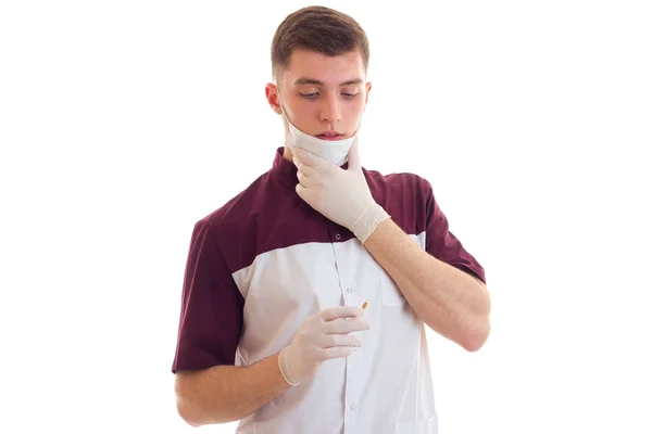 Jovem bonito cara médico em uniformes e luvas — Fotografia de Stock