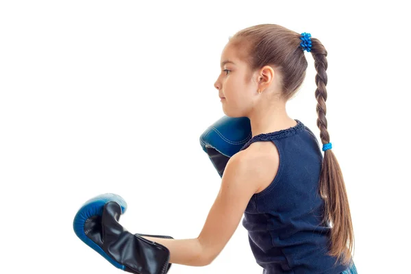 Νεαρό κορίτσι εξάσκηση πυγμαχία — Φωτογραφία Αρχείου